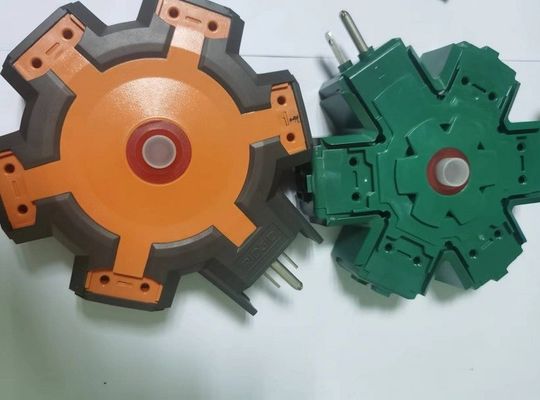 Máy đúc phun hai màu thẳng đứng 120t cho ổ cắm hai màu