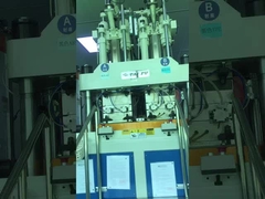 Máy ép phun hai màu dọc 120Ton được sử dụng cho vỏ đồ chơi hai màu